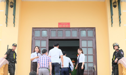 Nhiều nữ bị cáo bật khóc tại tòa trong vụ gian lận điểm thi THPT ở Hòa Bình - Ảnh 2.