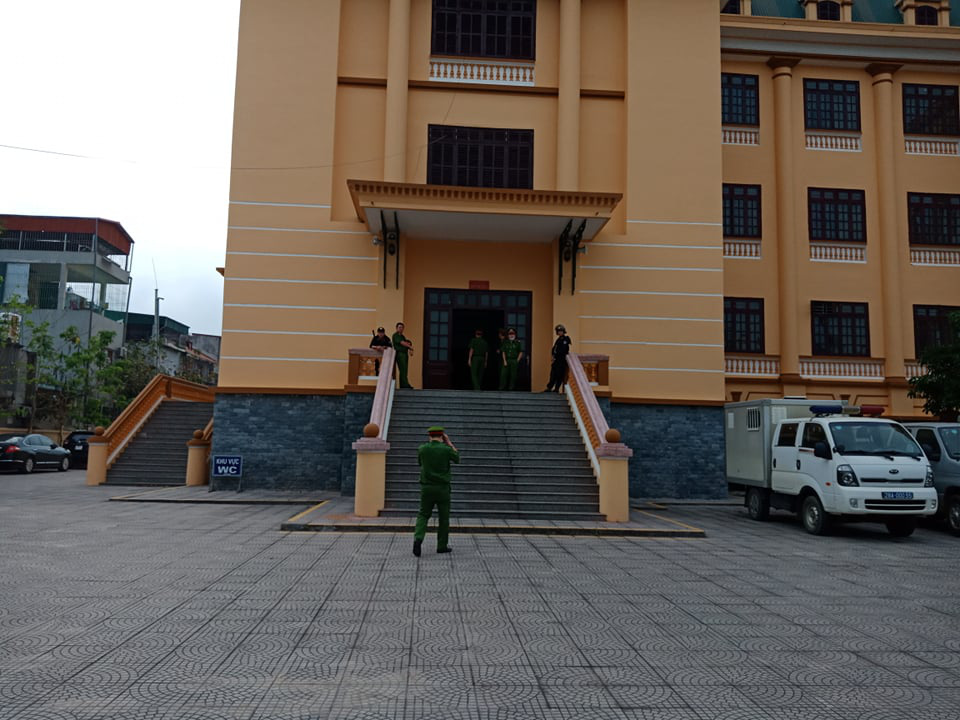 Nhiều nữ bị cáo bật khóc tại tòa trong vụ gian lận điểm thi THPT ở Hòa Bình - Ảnh 6.