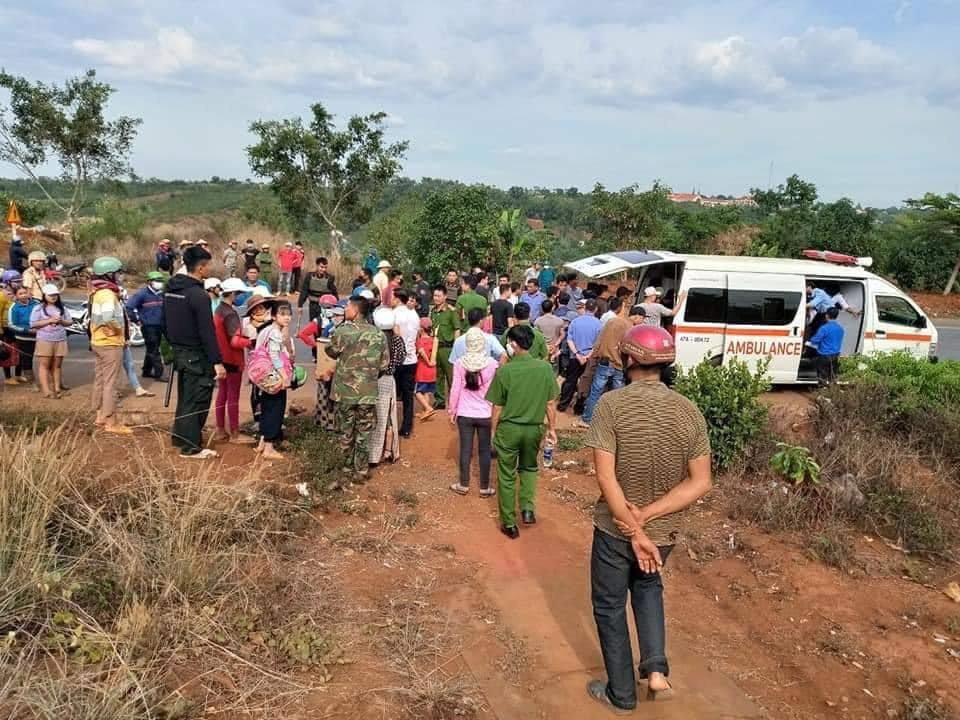 Giải cứu 2 cháu bé bị cha mẹ nhốt trong nhà nhiều ngày