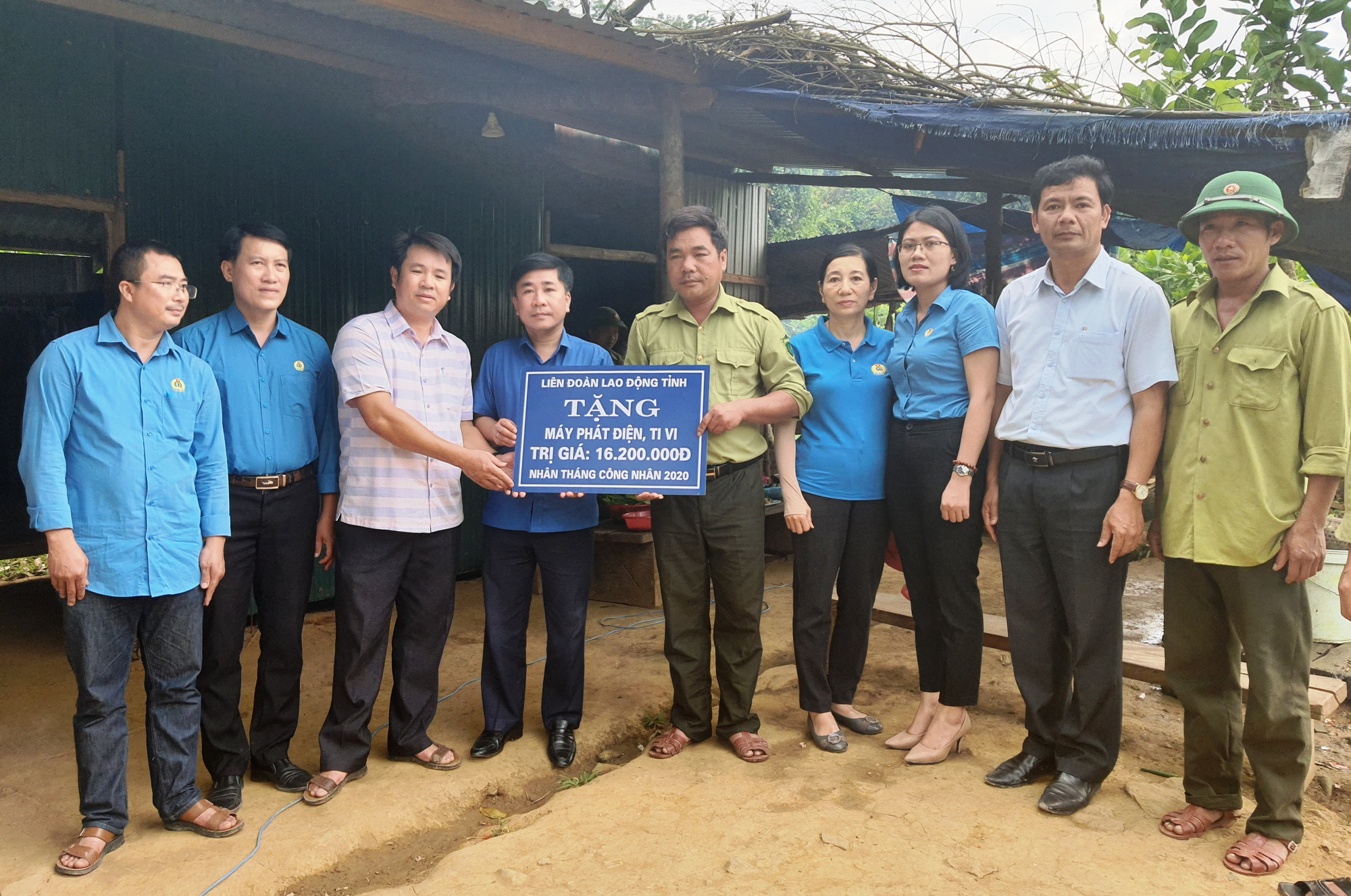 LĐLĐ Quảng Bình: Hỗ trợ máy phát điện cho 2 trạm bảo vệ rừng "3 không"  ở vùng sâu