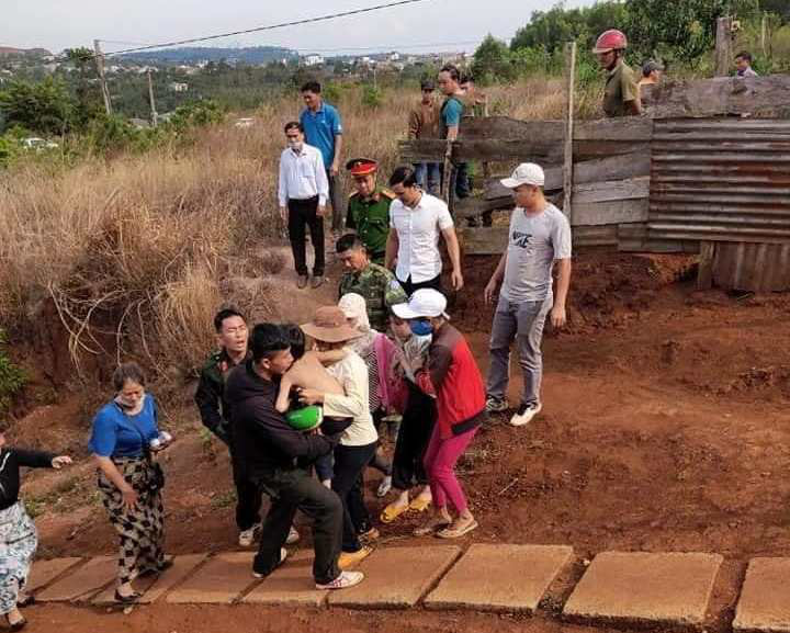 Giải cứu 2 ch&aacute;u b&eacute; bị cha mẹ nhốt trong nh&agrave; nhiều ng&agrave;y - Ảnh 3.