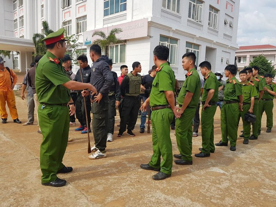 Giải cứu 2 ch&aacute;u b&eacute; bị cha mẹ nhốt trong nh&agrave; nhiều ng&agrave;y - Ảnh 2.