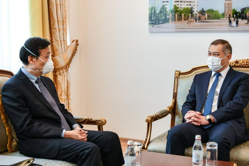 Trang web nổi tiếng Trung Quốc đặt vấn đề Kyrgyzstan và Kazakhstan "quay về"