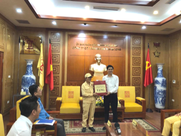 L&atilde;nh đạo Tổng LĐLĐ Việt Nam thăm, tặng qu&agrave; c&ocirc;ng nh&acirc;n bị tai nạn lao động - Ảnh 1.