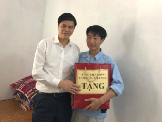 L&atilde;nh đạo Tổng LĐLĐ Việt Nam thăm, tặng qu&agrave; c&ocirc;ng nh&acirc;n bị tai nạn lao động - Ảnh 2.