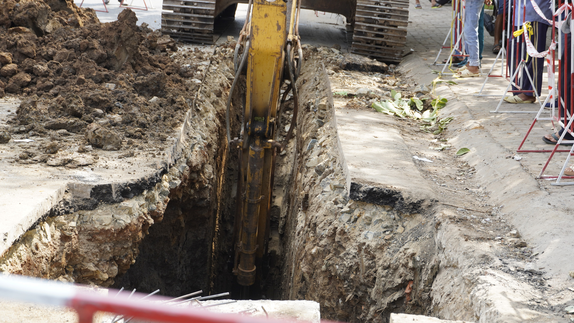 Bà Rịa: Cống thoát nước sập, lấp chết công nhân - Ảnh 8.