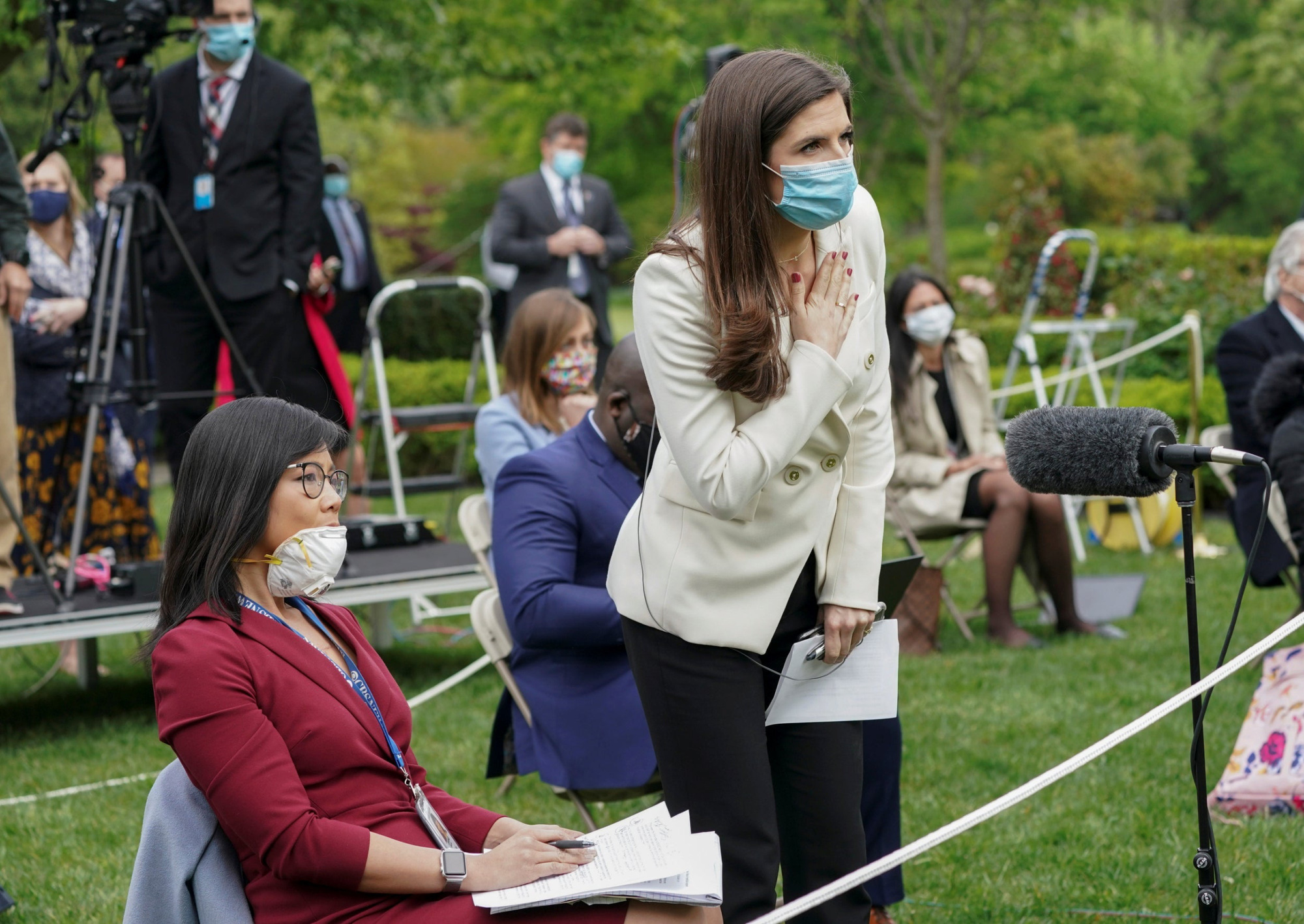 Covid-19: Bức xúc nữ phóng viên gốc Hoa, Tổng thống Trump bỏ ngang họp báo