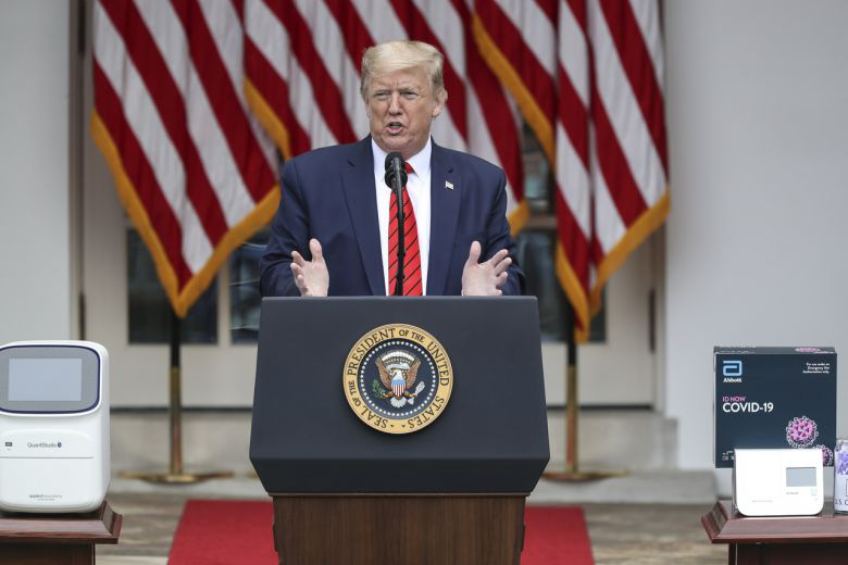 Covid-19: Bức x&uacute;c nữ ph&oacute;ng vi&ecirc;n gốc Hoa, Tổng thống Trump bỏ ngang họp b&aacute;o - Ảnh 2.