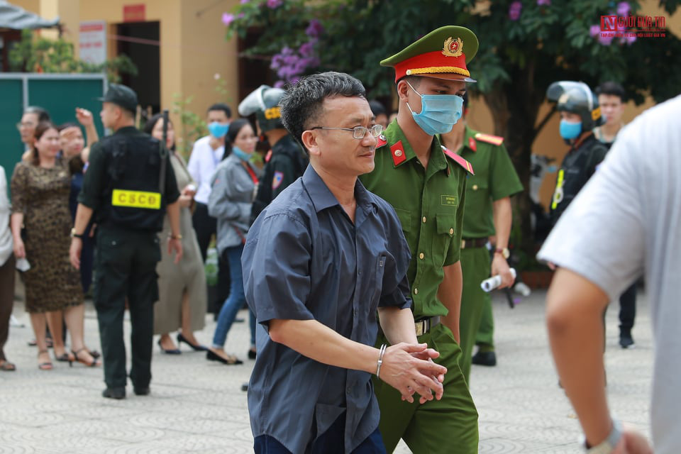 Nữ hiệu trưởng trường chuyên Hòa Bình nhờ nâng điểm cho 8 thí sinh nói ân hận và đau buồn - Ảnh 2.