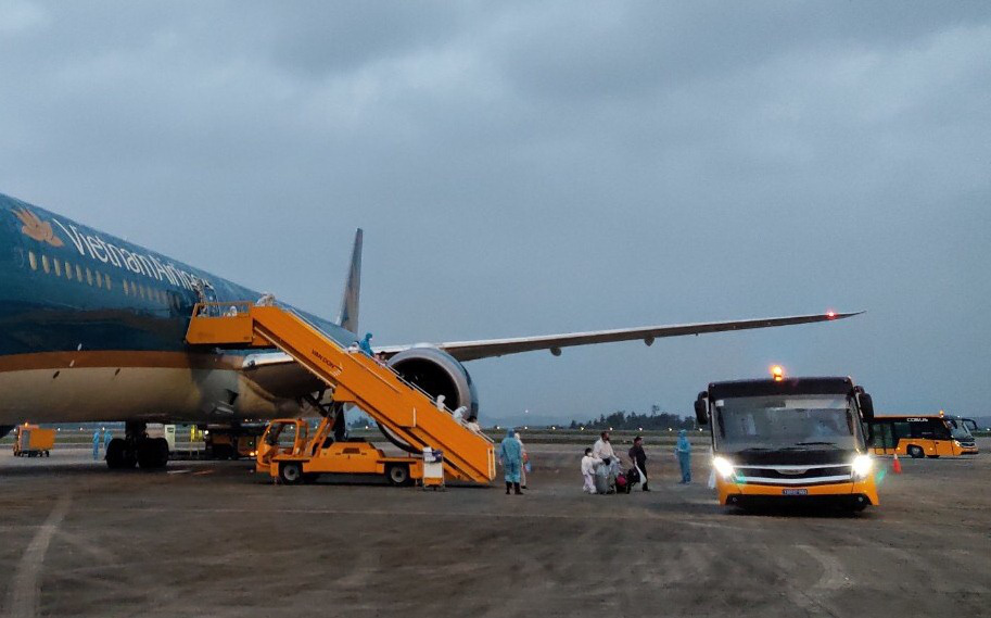 Lần đầu đưa 345 người Việt từ Nga về s&acirc;n bay V&acirc;n Đồn sau khi dịch Covid-19 b&ugrave;ng ph&aacute;t - Ảnh 9.