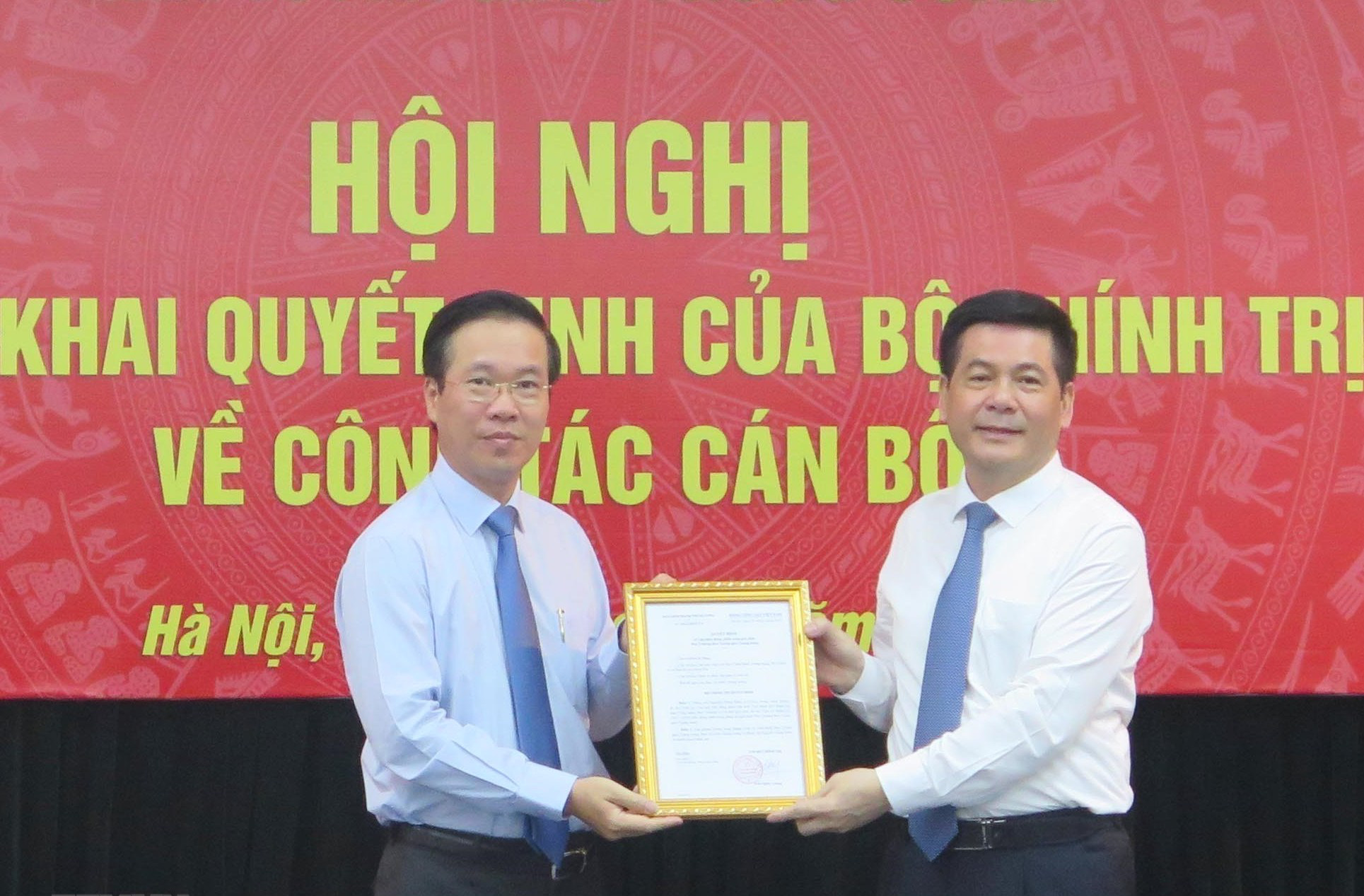 Ông Võ Văn Thưởng trao quyết định của Bộ Chính trị về công tác cán bộ - Ảnh 1.