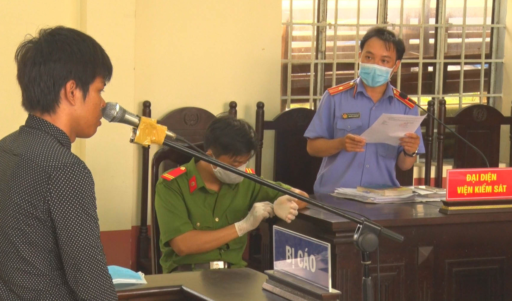 Thanh niên trộm 3 thùng bia đãi bạn và cái kết đắng