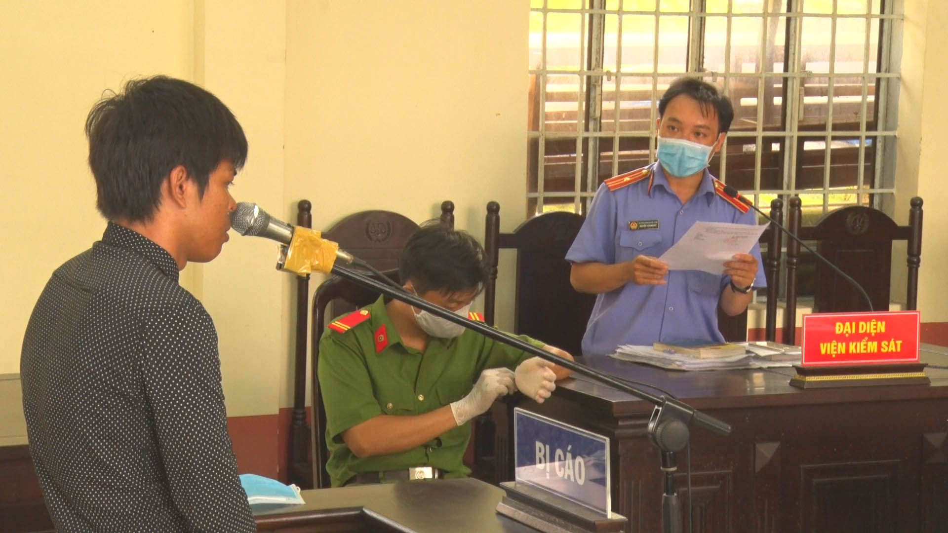 Thanh niên trộm 3 thùng bia đãi bạn và cái kết đắng - Ảnh 1.