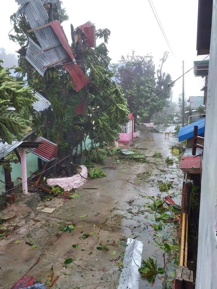 B&atilde;o mạnh tấn c&ocirc;ng Philippines, h&agrave;ng chục ng&agrave;n người vừa chạy vừa lo Covid-19 - Ảnh 5.