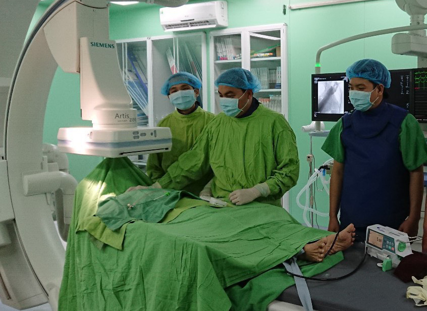 2 cụ già 77 và 84 tuổi thoát thần chết sau khi được thay khớp háng - Ảnh 1.