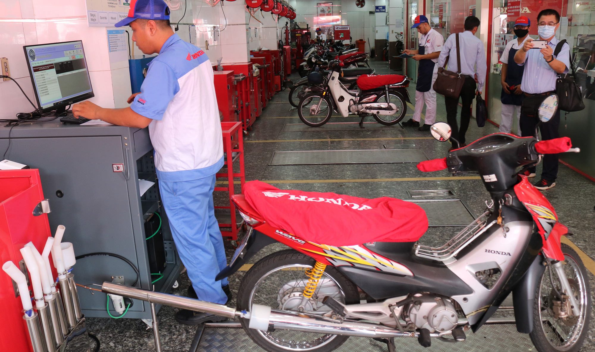 Người d&acirc;n TP HCM được kiểm tra kh&iacute; thải xe m&aacute;y miễn ph&iacute; - Ảnh 3.