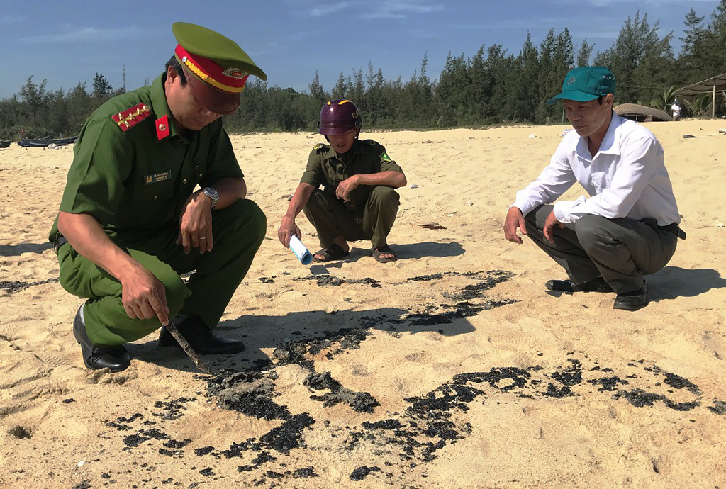 Hơn 1 km bờ biển Quảng Ngãi xuất hiện chất "lạ"