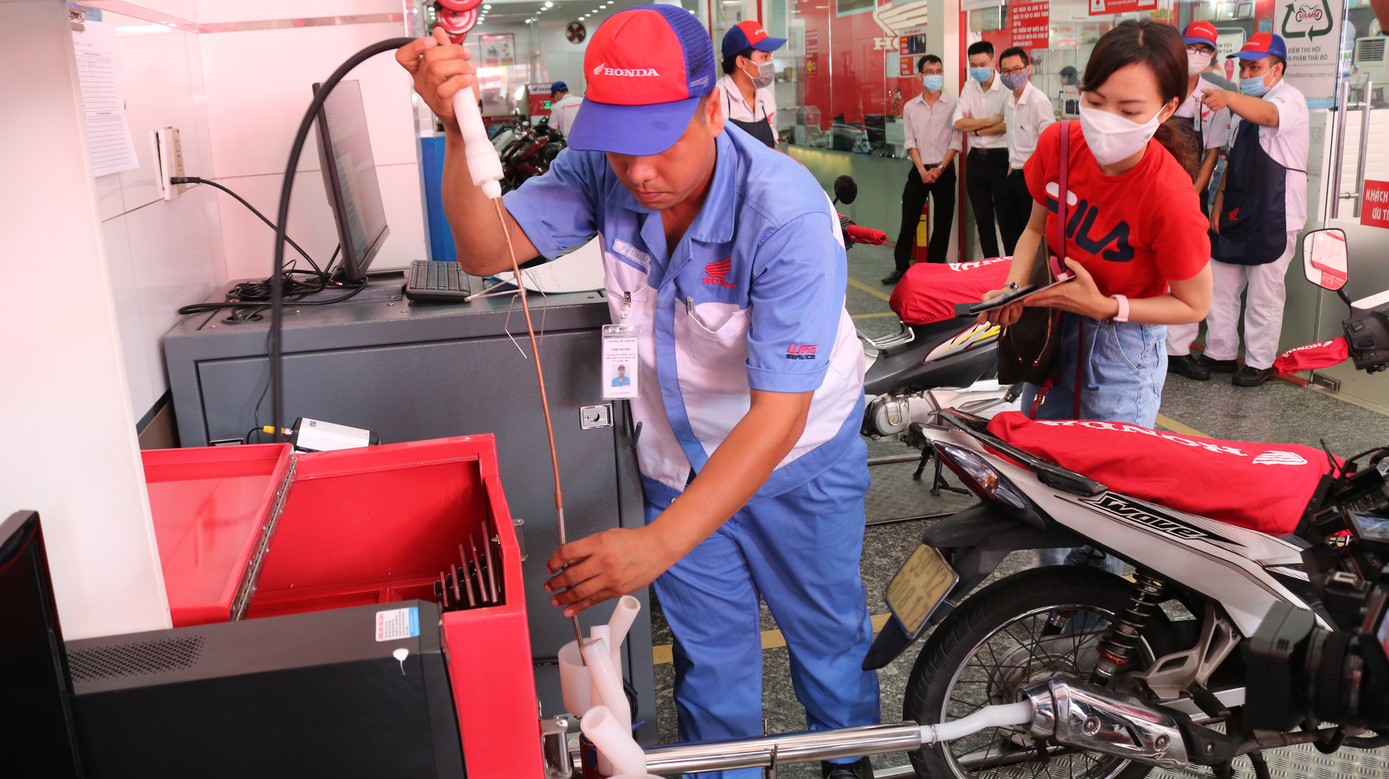 Người dân TP HCM được kiểm tra khí thải xe máy miễn phí
