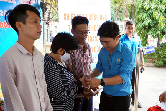 Sẻ chia với công nhân khó khăn