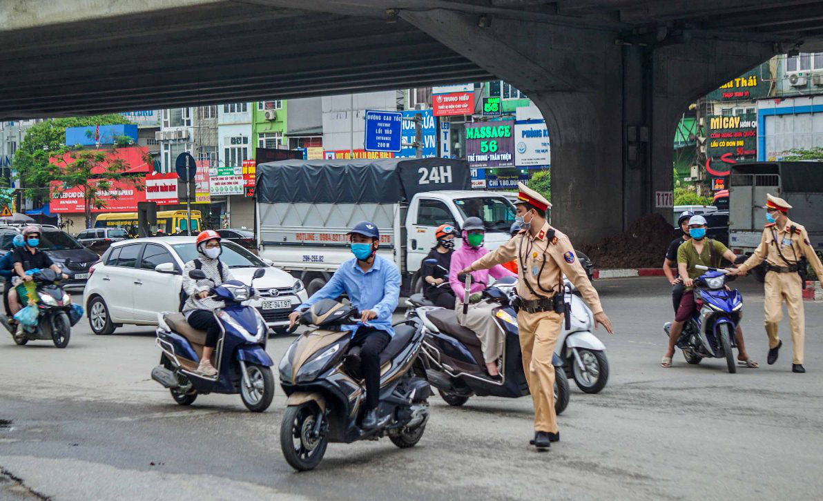 CLIP: CSGT đồng loạt ra quân kiểm tra các phương tiện không cần lỗi ban đầu - Ảnh 5.
