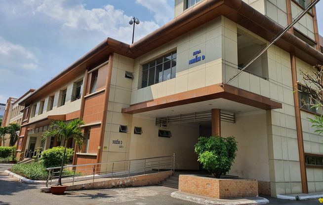 Phi công mắc Covid-19 người Anh đã rút ống dẫn lưu