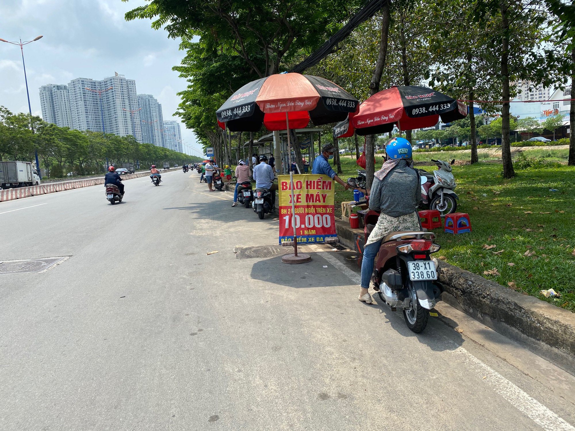 CSGT phạt r&aacute;t, nhiều người đổ x&ocirc; mua bảo hiểm xe m&aacute;y - Ảnh 2.