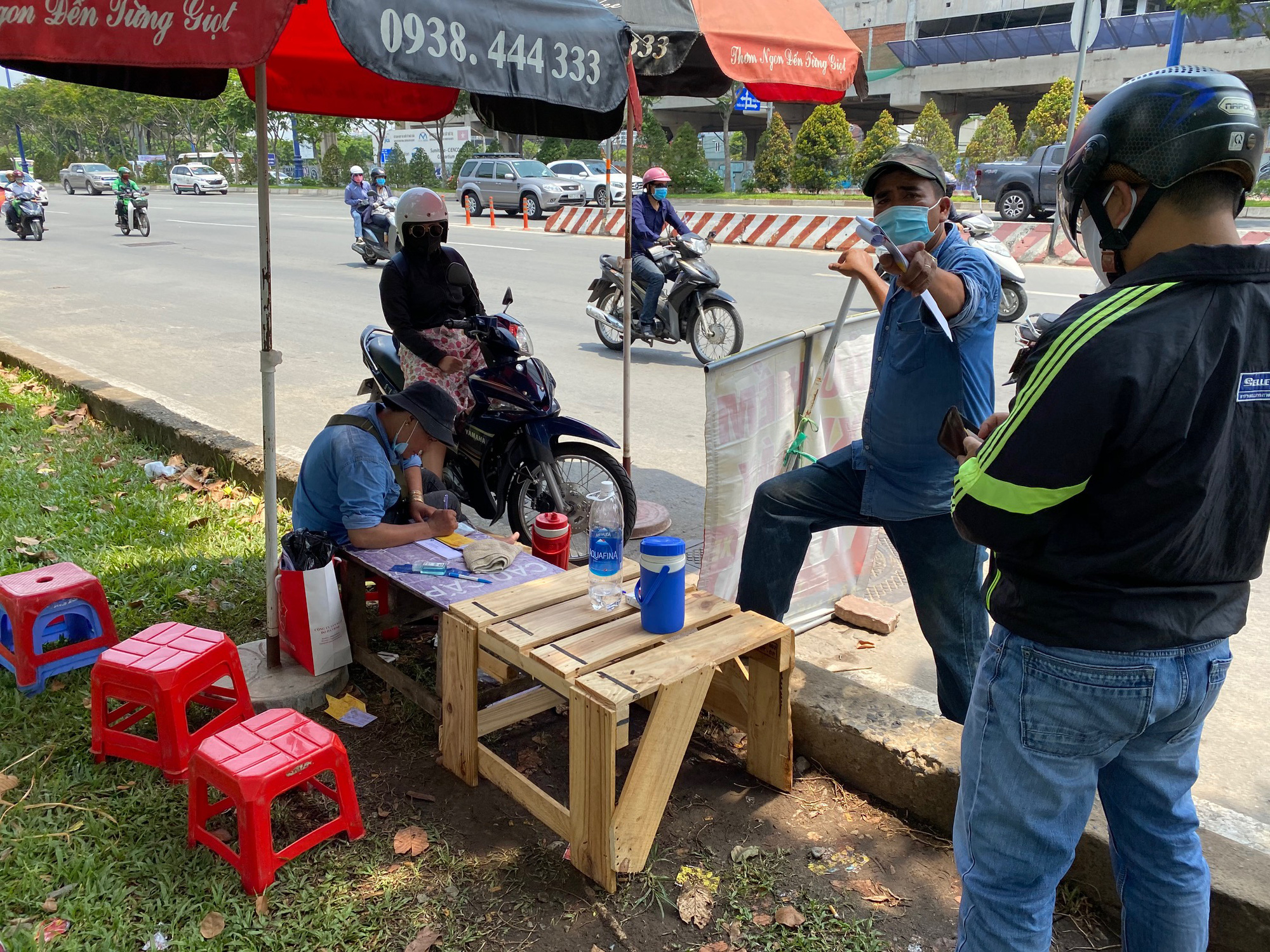 CSGT phạt r&aacute;t, nhiều người đổ x&ocirc; mua bảo hiểm xe m&aacute;y - Ảnh 4.