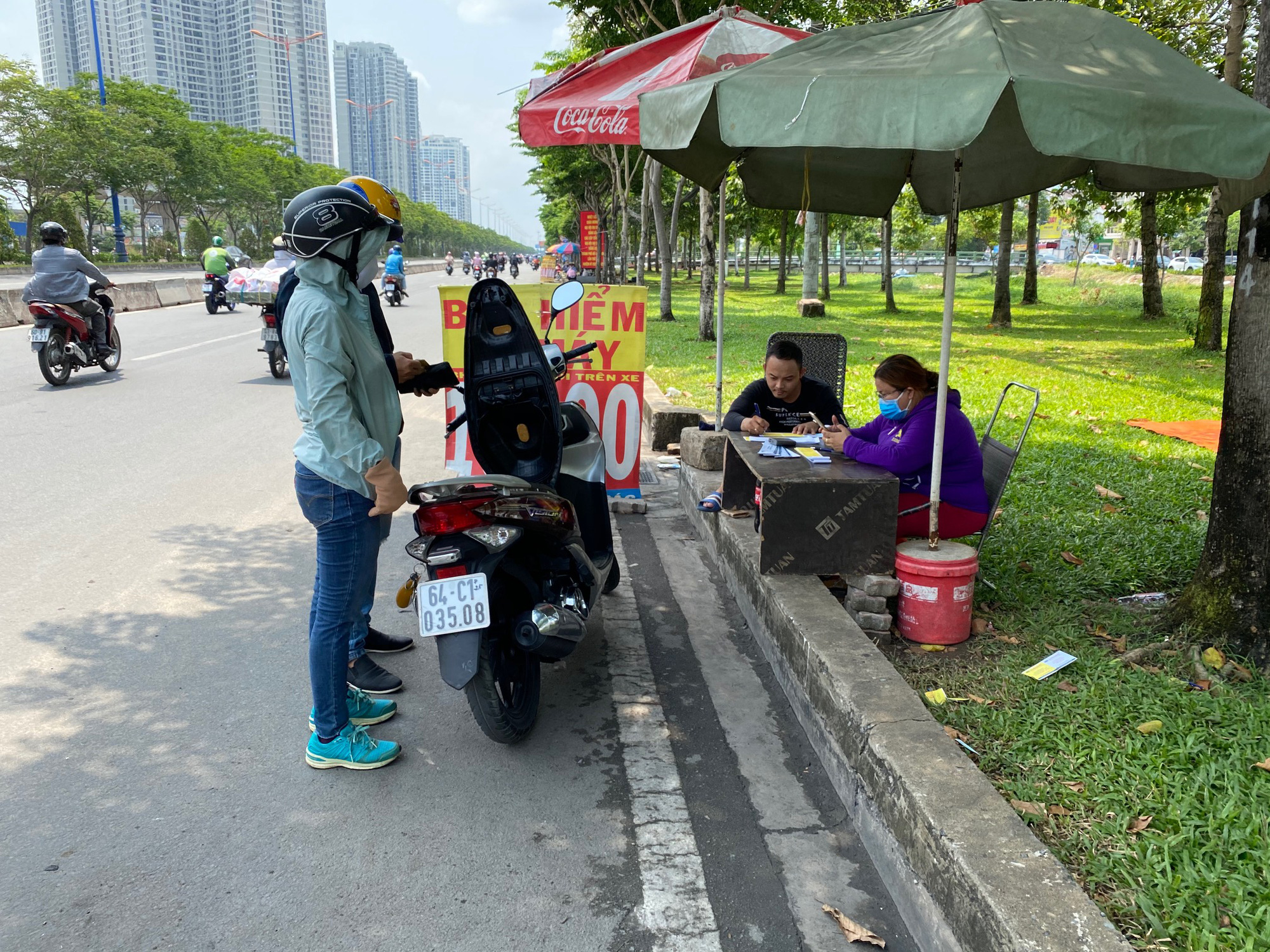 CSGT phạt r&aacute;t, nhiều người đổ x&ocirc; mua bảo hiểm xe m&aacute;y - Ảnh 5.