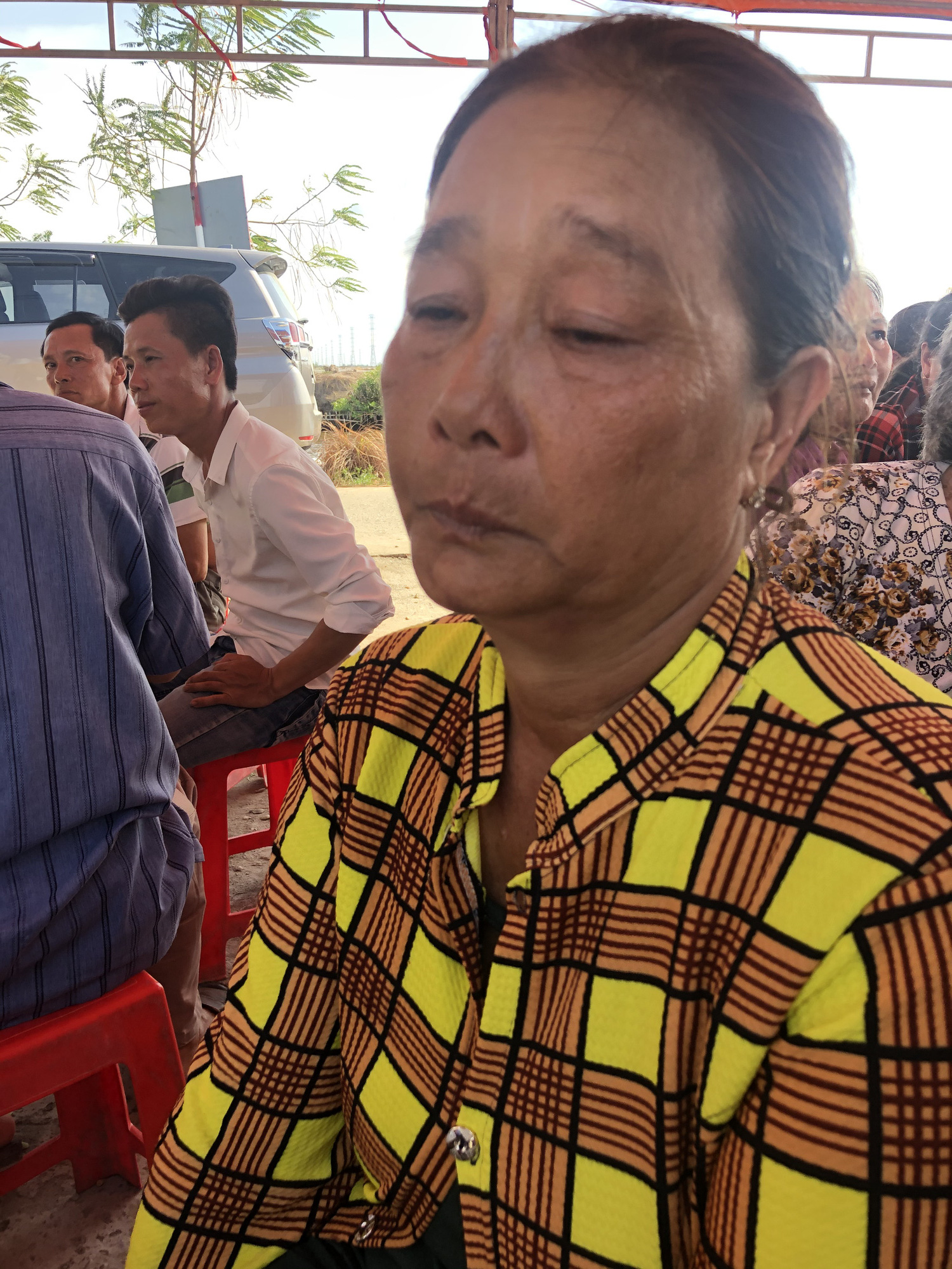 Sập tường khiến 10 người chết ở Đồng Nai: Ch&igrave;m trong tang t&oacute;c - Ảnh 3.