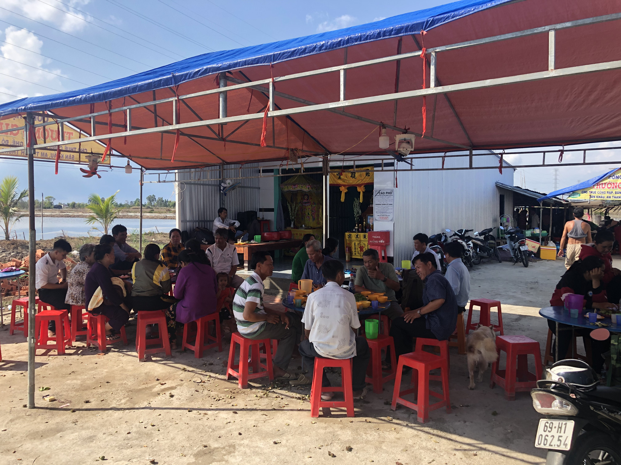 Sập tường khiến 10 người chết ở Đồng Nai: Ch&igrave;m trong tang t&oacute;c - Ảnh 4.