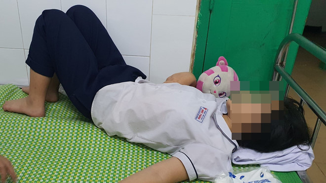 Hàng chục học sinh có dấu hiệu ngộ độc sau khi uống nước ngọt
