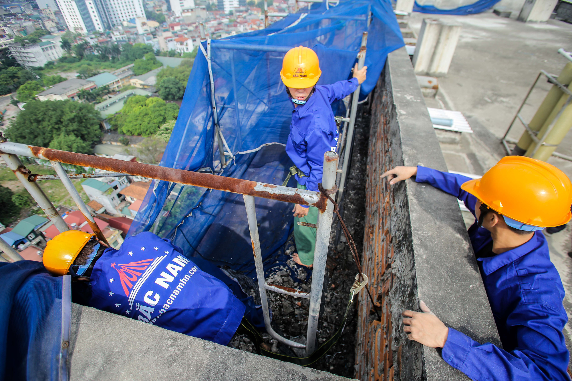 CLIP: Cận cảnh ph&aacute; dỡ tầng 18 t&ograve;a nh&agrave; 8B L&ecirc; Trực - Ảnh 14.
