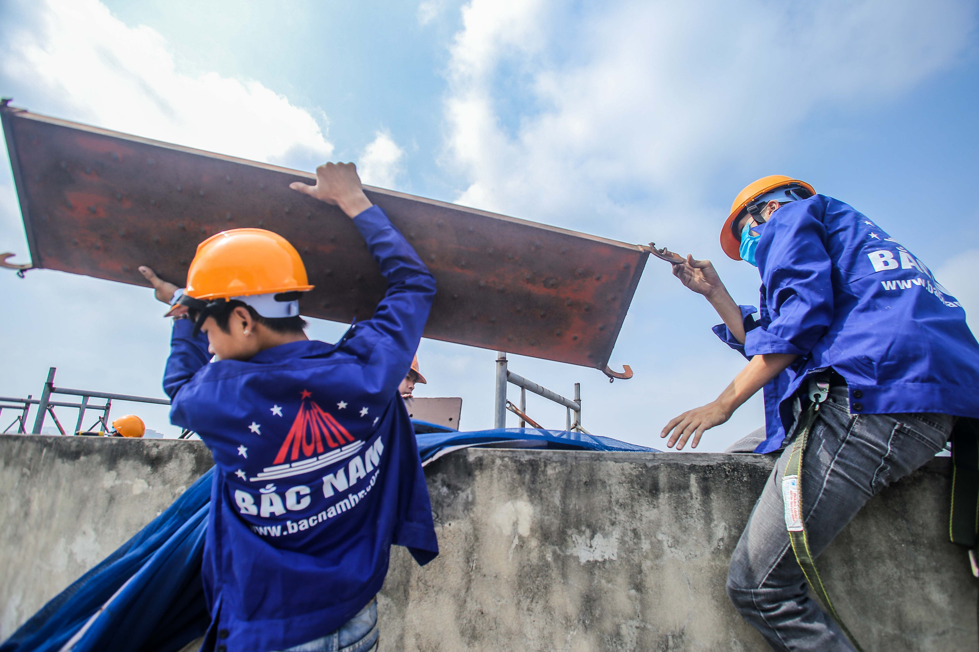 CLIP: Cận cảnh ph&aacute; dỡ tầng 18 t&ograve;a nh&agrave; 8B L&ecirc; Trực - Ảnh 13.