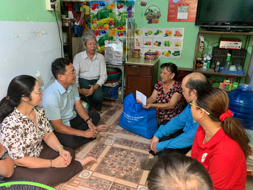 Thăm và tặng quà 2 gia đình cán bộ Công đoàn