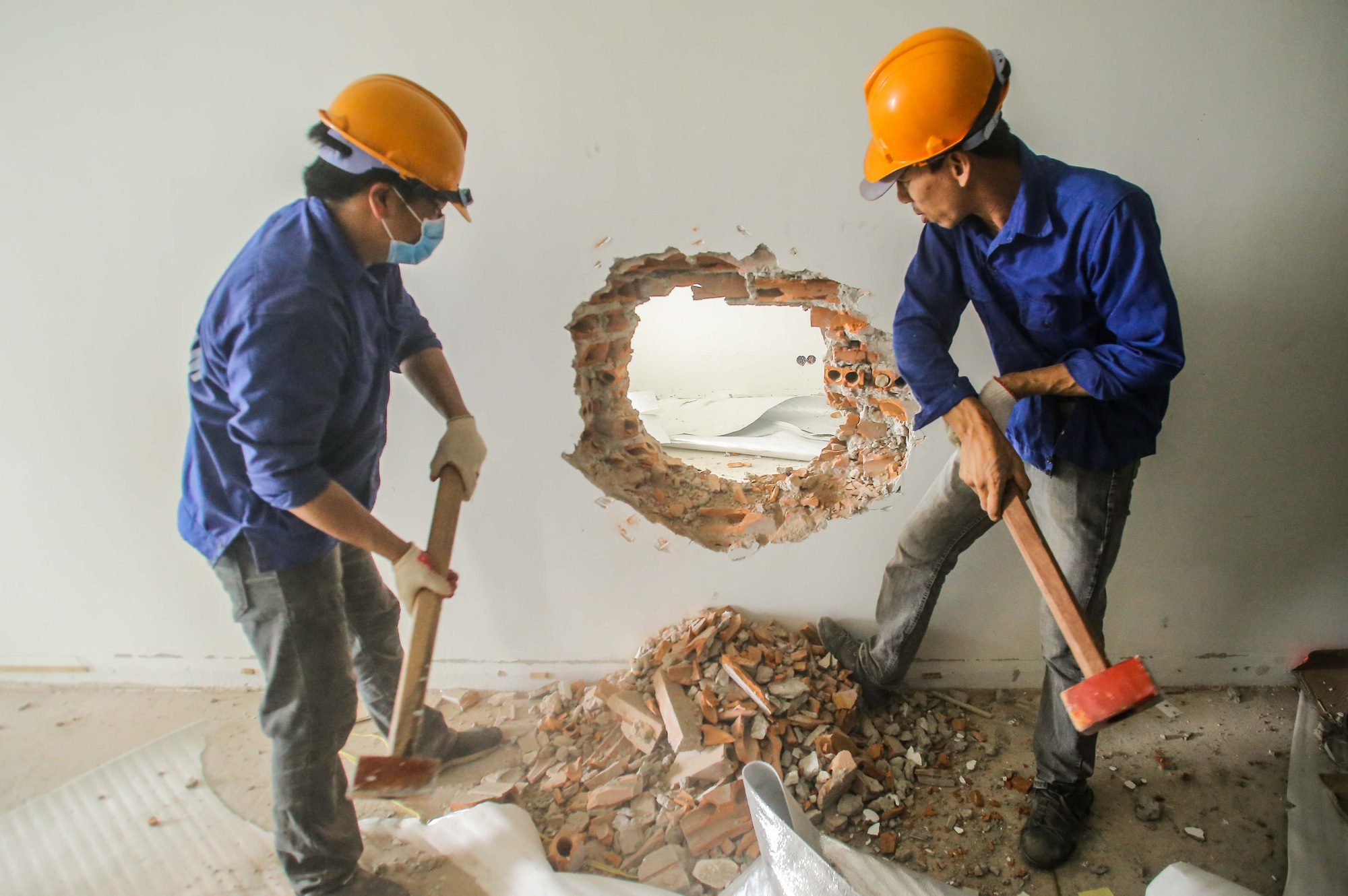 CLIP: Cận cảnh ph&aacute; dỡ tầng 18 t&ograve;a nh&agrave; 8B L&ecirc; Trực - Ảnh 11.