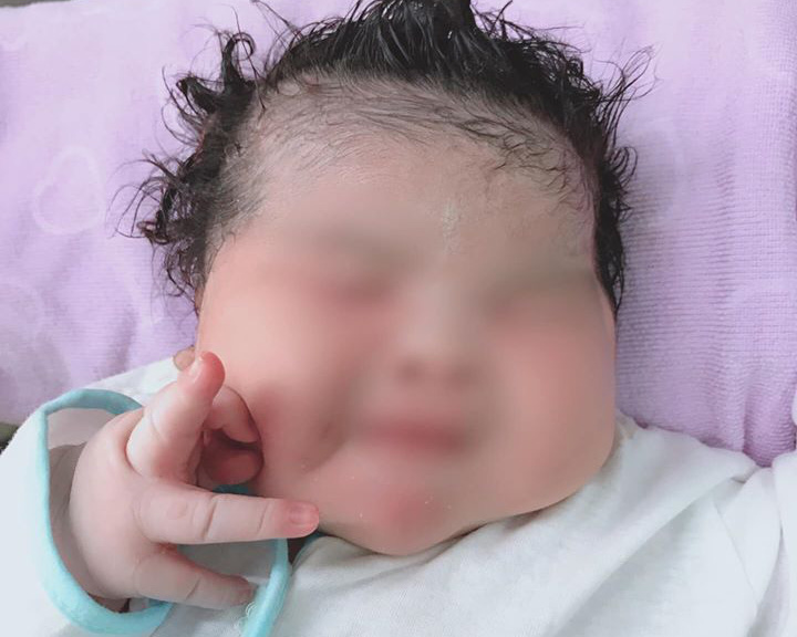 Bé gái vừa sinh nặng 6,1kg, đưa 2 ngón tay như… làm duyên