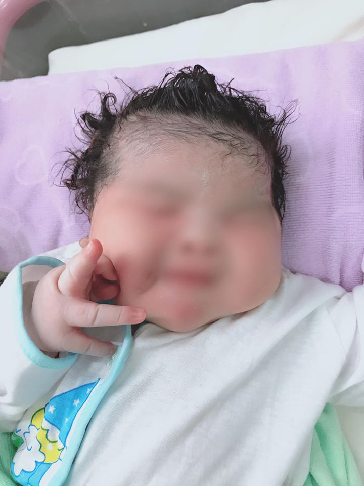 B&eacute; g&aacute;i vừa sinh nặng 6,1kg, đưa 2 ng&oacute;n tay như&hellip; l&agrave;m duy&ecirc;n - Ảnh 1.