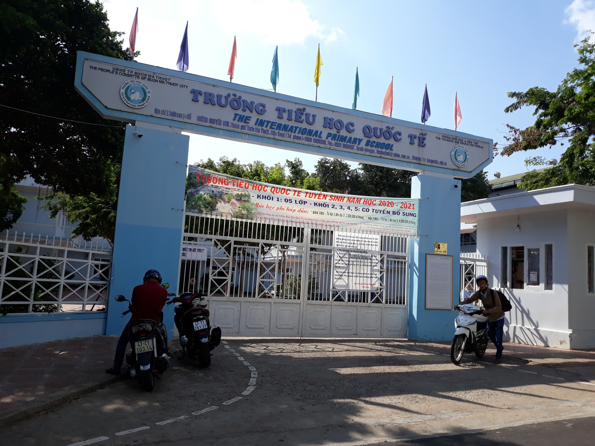 Để học sinh lớp 2 rời trường đi bộ 12km: Trường nói "không lỏng lẻo"
