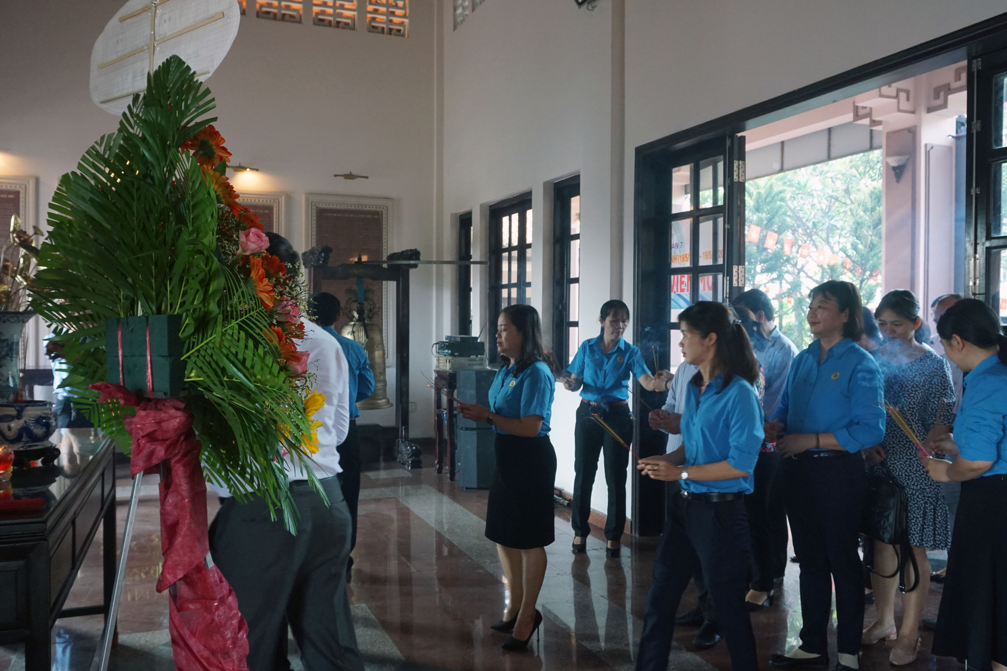 Dâng hương tưởng niệm Chủ tịch Hồ Chí Minh