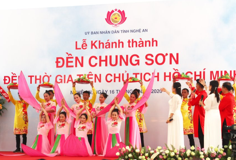 CLIP: H&agrave;ng ng&agrave;n người về l&agrave;ng Sen dịp kỉ niệm 130 năm ng&agrave;y sinh B&aacute;c Hồ - Ảnh 12.