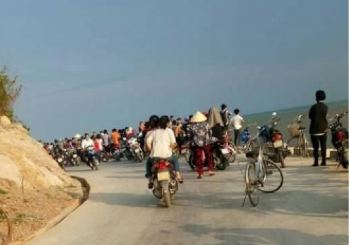 Hàng trăm người trắng đêm tìm kiếm nam sinh lớp 8 đi tắm biển bị sóng cuốn mất tích