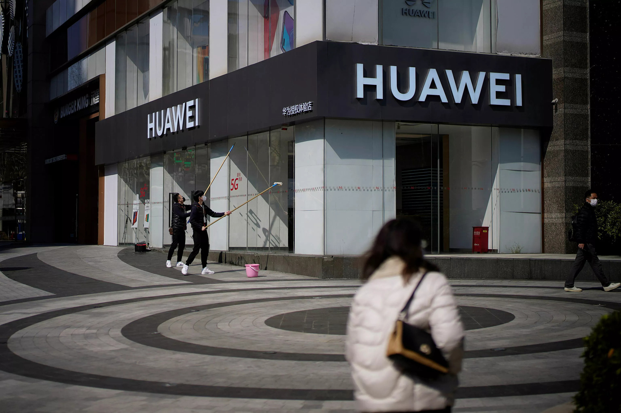 Quan hệ Mỹ - Trung lại n&oacute;ng v&igrave; Huawei - Ảnh 1.