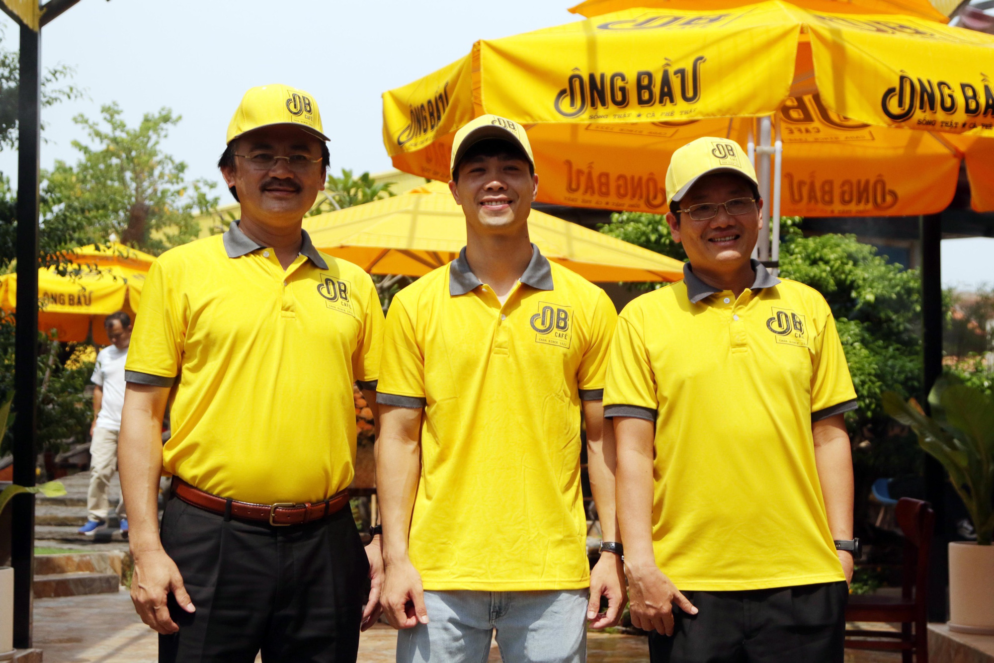 C&ocirc;ng Phượng t&aacute;i ngộ Anh Đức khi c&ugrave;ng bầu Thắng đi B&igrave;nh Dương khai trương c&agrave; ph&ecirc; - Ảnh 2.