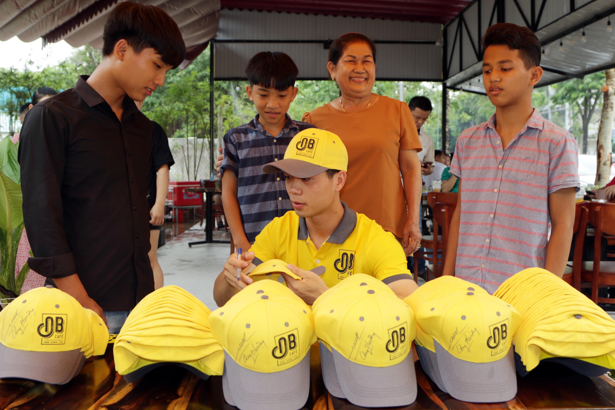 C&ocirc;ng Phượng t&aacute;i ngộ Anh Đức khi c&ugrave;ng bầu Thắng đi B&igrave;nh Dương khai trương c&agrave; ph&ecirc; - Ảnh 4.