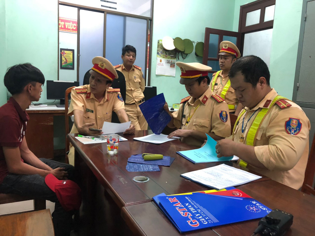 Nam thanh ni&ecirc;n l&aacute;i xe m&aacute;y bằng 2 ch&acirc;n tr&ecirc;n đường phố Đ&agrave; Nẵng - Ảnh 2.