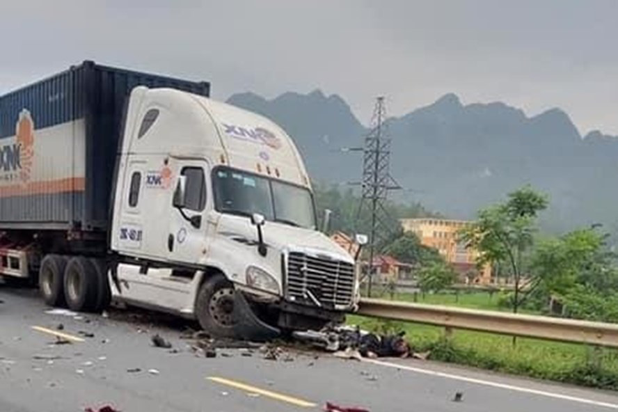 Xe container lấn làn tông 5 người thương vong