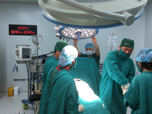 Người đ&agrave;n &ocirc;ng mang bầu đầu ti&ecirc;n tại Việt Nam đ&atilde; sinh con - Ảnh 1.