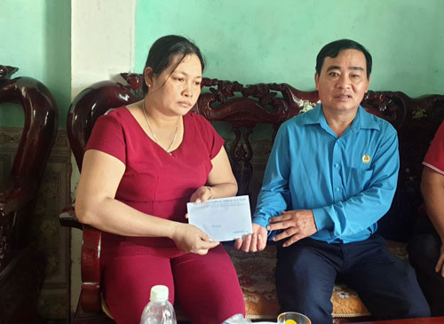 Sẻ chia khó khăn với đoàn viên - lao động