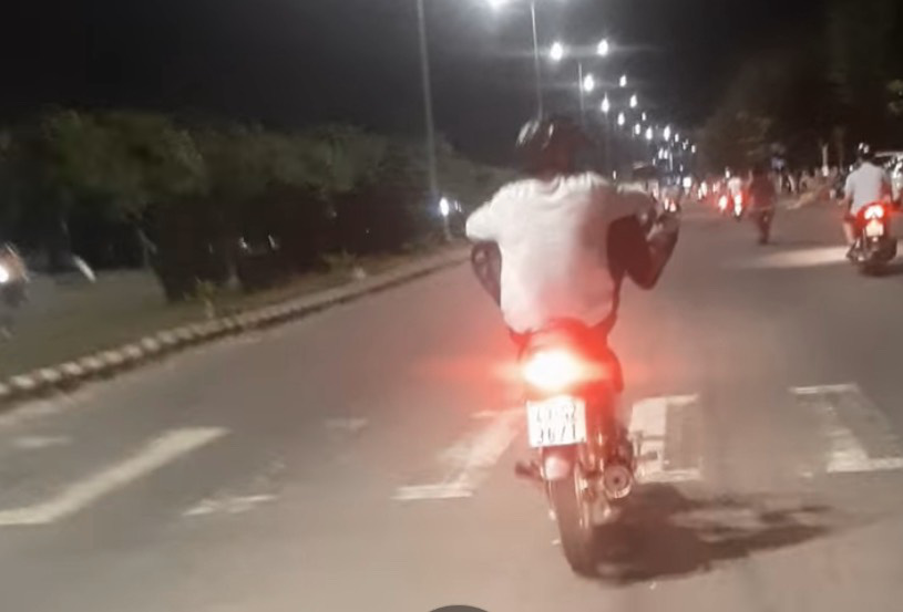Xử phạt nam thanh niên lái xe máy bằng 2 chân trên đường phố Đà Nẵng