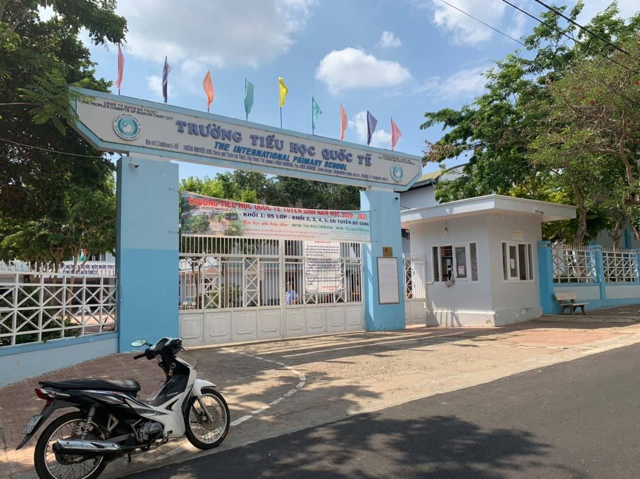 Vụ học sinh lớp 2 rời trường đi bộ 12km: Trường nói "nhà tù còn trốn được"!